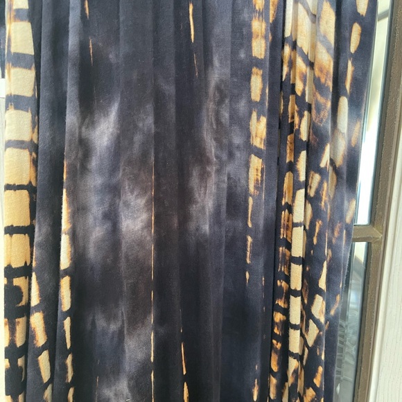 LOVESTITCH TIE DYED MAXI DRESS WITH COLD SHOULDER. SIZE LARGE - Picture 3 of 4